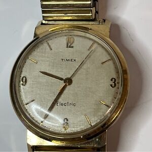 RARE Collectible Timex Gold Tone Men's Watch with Ivory Dial. Please see photos